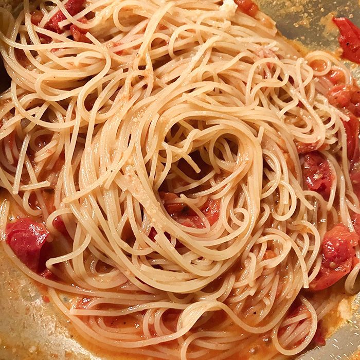 シンプルなアーミッシュトマトのスパゲッティ